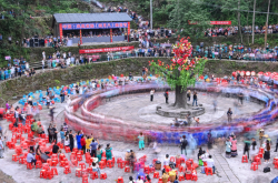 贵阳花溪：洞藏芦笙，花坡共舞